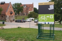 Vorderseite der Ladestation "Schloss und Gut Ulrichshusen"